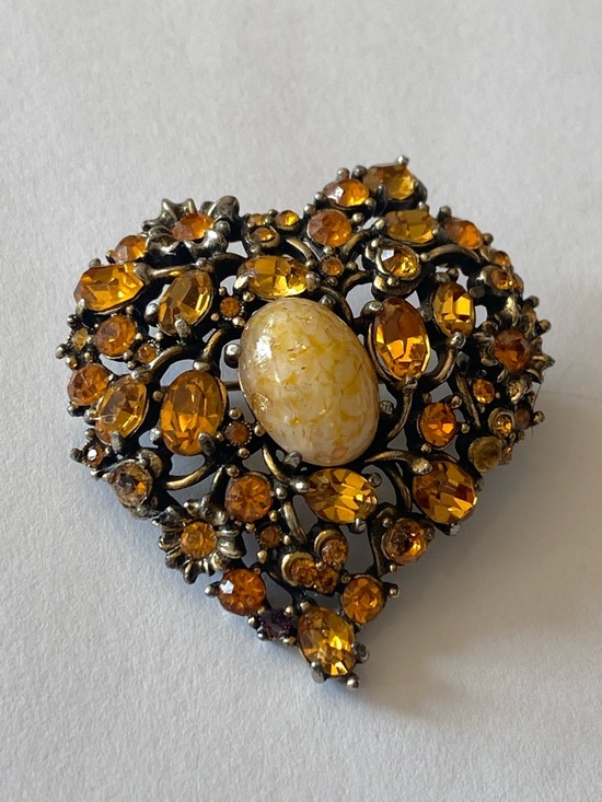 Hollycraft Jewelry - Hollycraft Copyright 1951 Vintage Heart Confetti Stone Brooch Pin